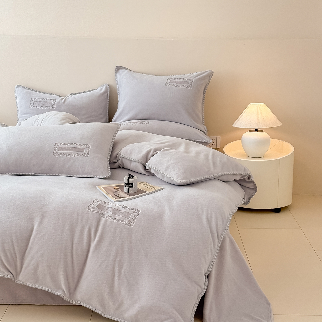 91家纺网 家纺一手货源 找家纺 典曼家纺 2025新款A类贝壳绣纯色海獭绒四件套 柔雾灰