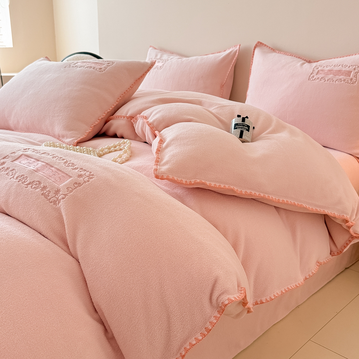 典曼家纺 2025新款A类贝壳绣纯色海獭绒四件套 桃喜粉