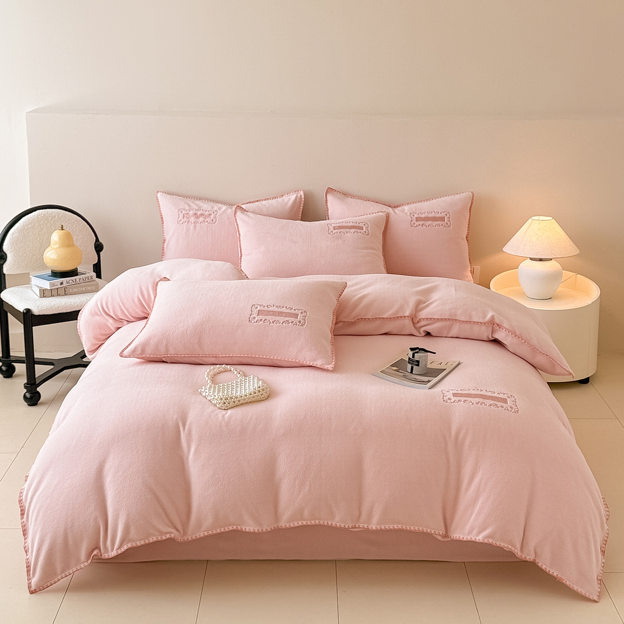 91家纺网 家纺一手货源 找家纺 典曼家纺 2025新款A类贝壳绣纯色海獭绒四件套 桃喜粉