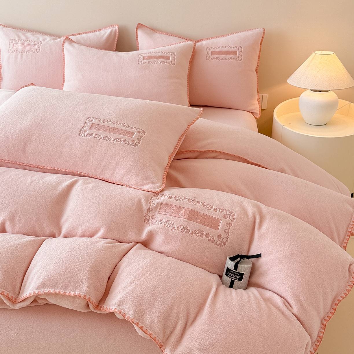 91家纺网 家纺一手货源 找家纺 典曼家纺 2025新款A类贝壳绣纯色海獭绒四件套 桃喜粉