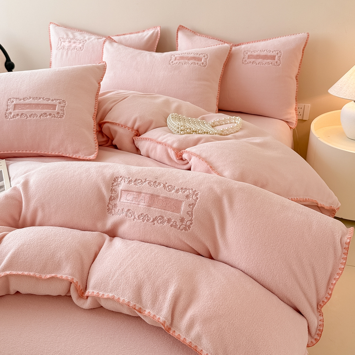 91家纺网 家纺一手货源 找家纺 典曼家纺 2025新款A类贝壳绣纯色海獭绒四件套 桃喜粉