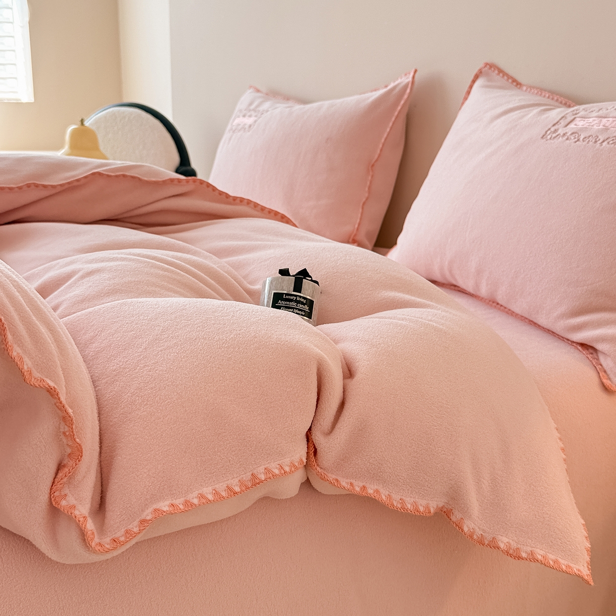 91家纺网 家纺一手货源 找家纺 典曼家纺 2025新款A类贝壳绣纯色海獭绒四件套 桃喜粉