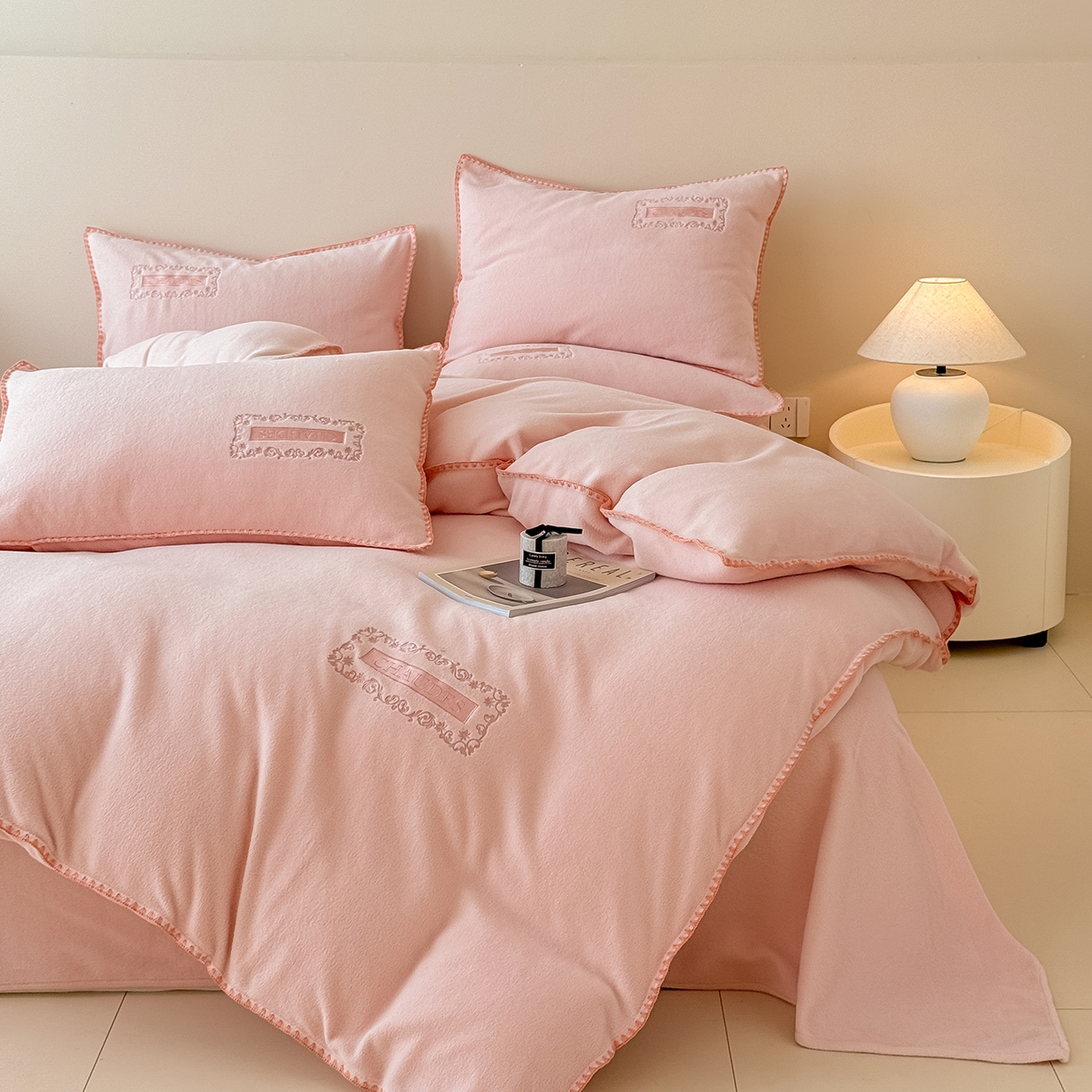 91家纺网 家纺一手货源 找家纺 典曼家纺 2025新款A类贝壳绣纯色海獭绒四件套 桃喜粉