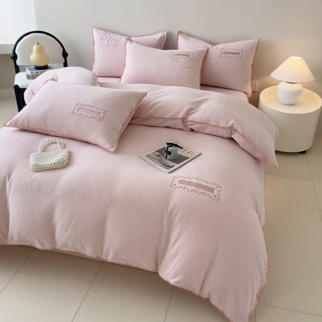 91家纺网 家纺一手货源 找家纺 典曼家纺 2025新款A类贝壳绣纯色海獭绒四件套 桃喜粉