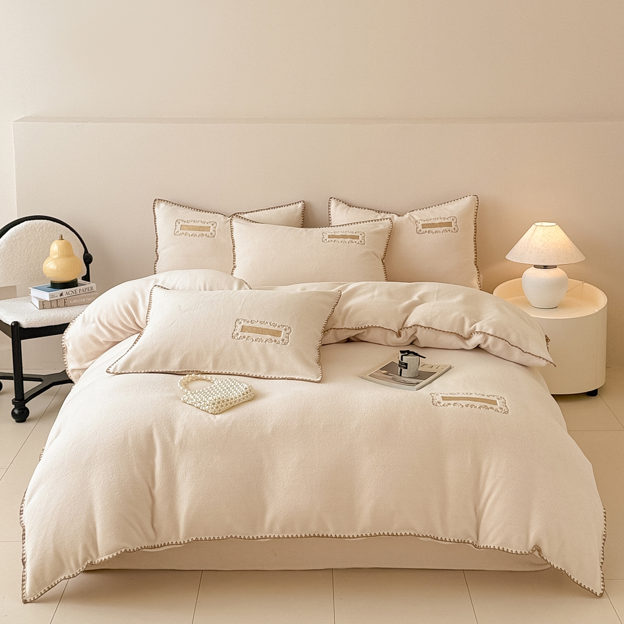 91家纺网 家纺一手货源 找家纺 典曼家纺 2025新款A类贝壳绣纯色海獭绒四件套 杏仁白