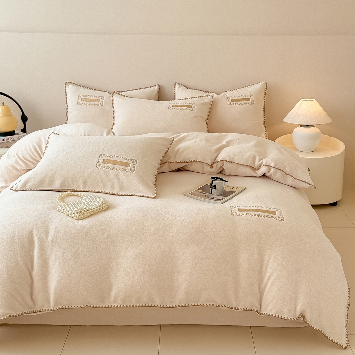 91家纺网 家纺一手货源 找家纺 典曼家纺 2025新款A类贝壳绣纯色海獭绒四件套 杏仁白