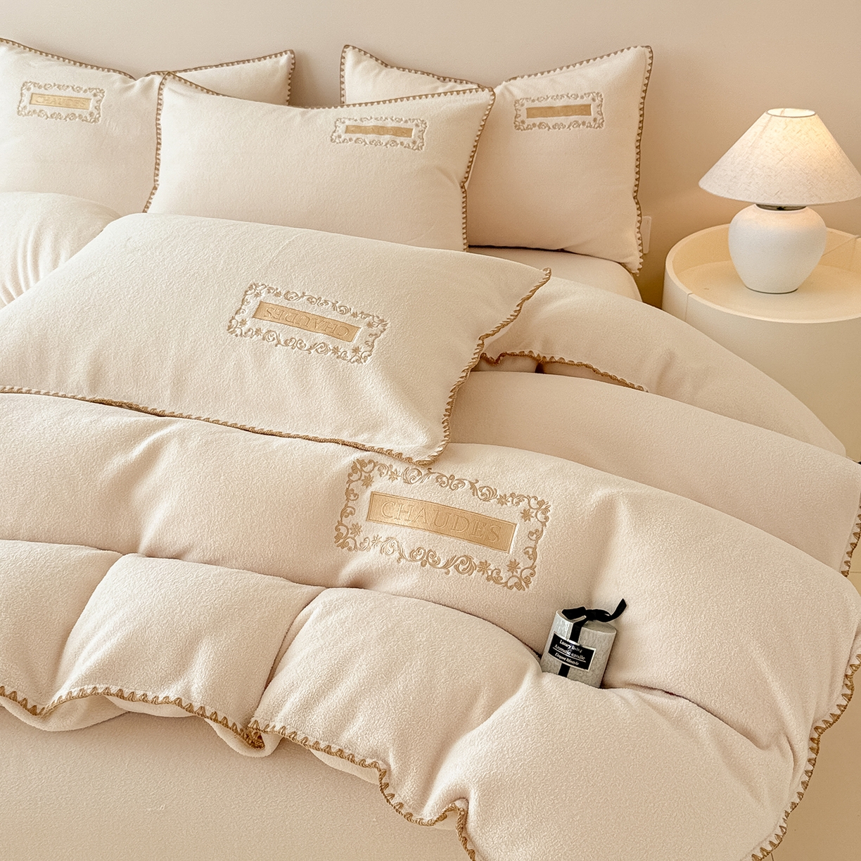 91家纺网 家纺一手货源 找家纺 典曼家纺 2025新款A类贝壳绣纯色海獭绒四件套 杏仁白