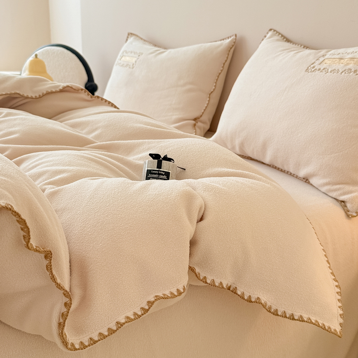 91家纺网 家纺一手货源 找家纺 典曼家纺 2025新款A类贝壳绣纯色海獭绒四件套 杏仁白