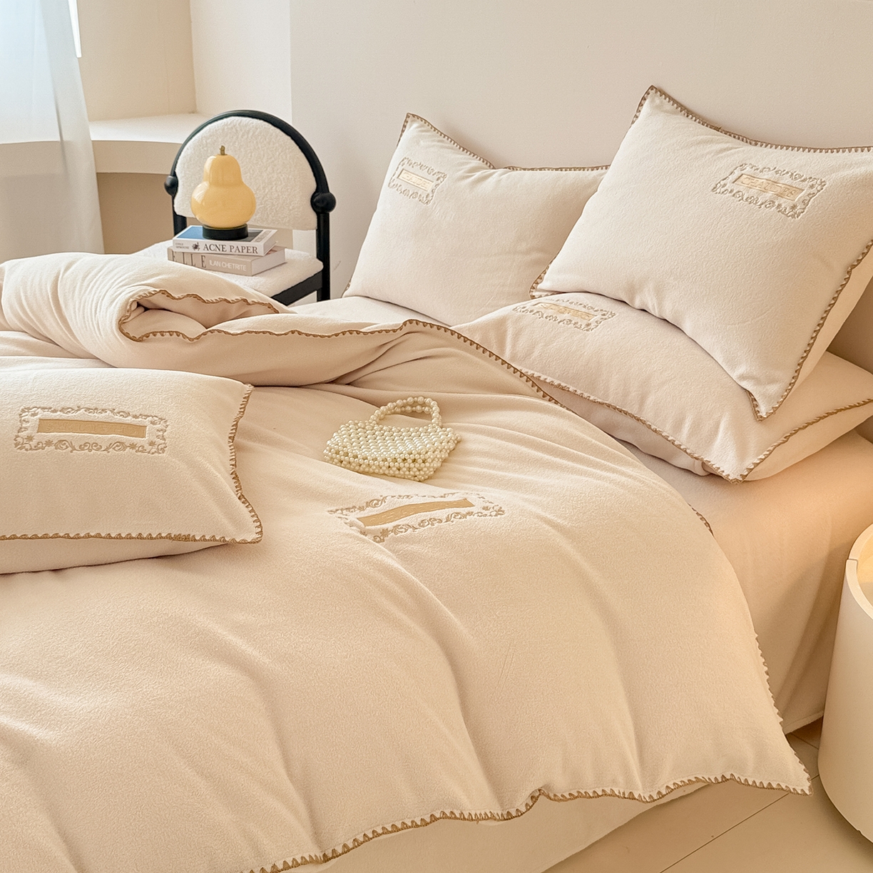 91家纺网 家纺一手货源 找家纺 典曼家纺 2025新款A类贝壳绣纯色海獭绒四件套 杏仁白