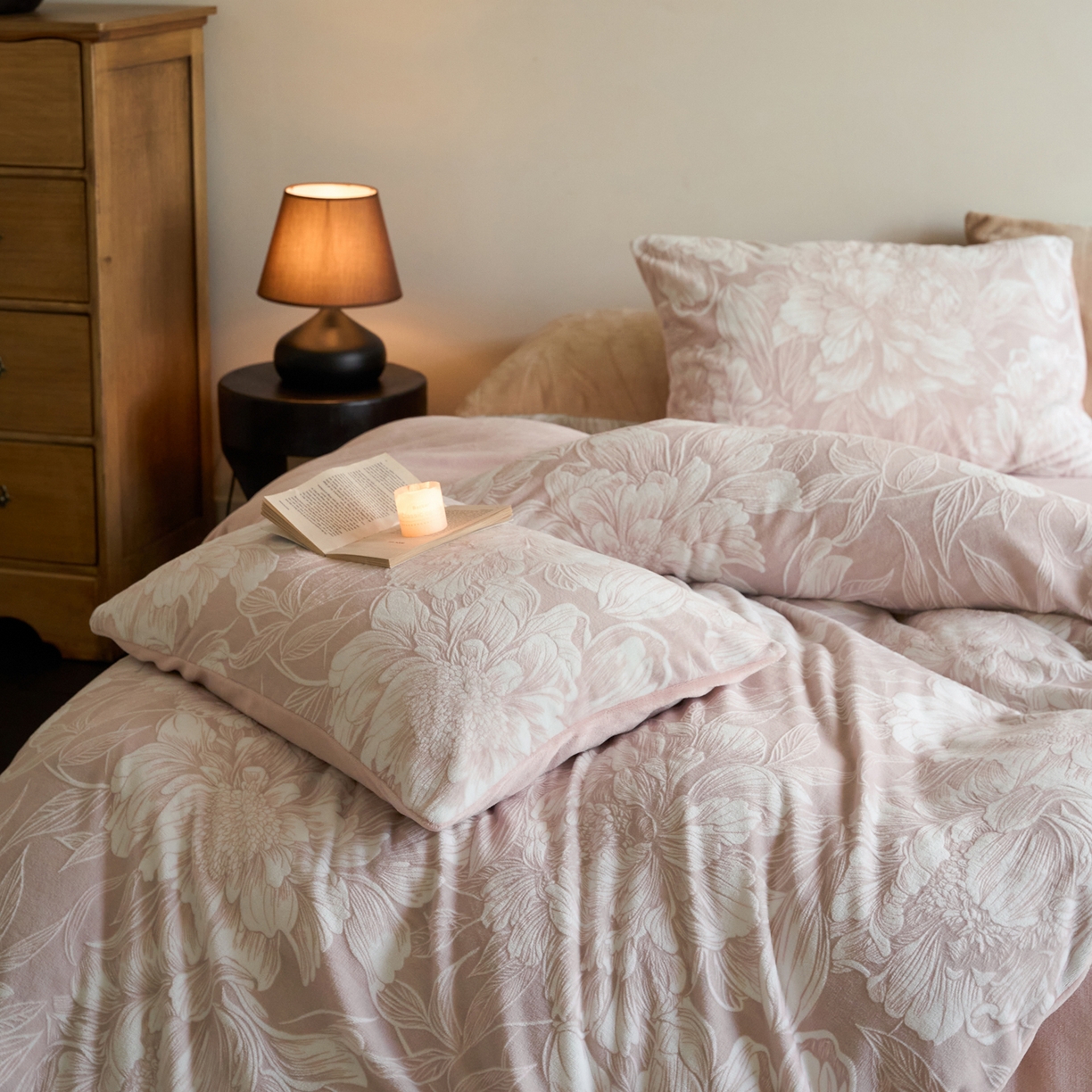 91家纺网 家纺一手货源 找家纺 华超针织 2025新款雕花牛奶绒四件套-蔷薇系列 蔷薇-豆沙