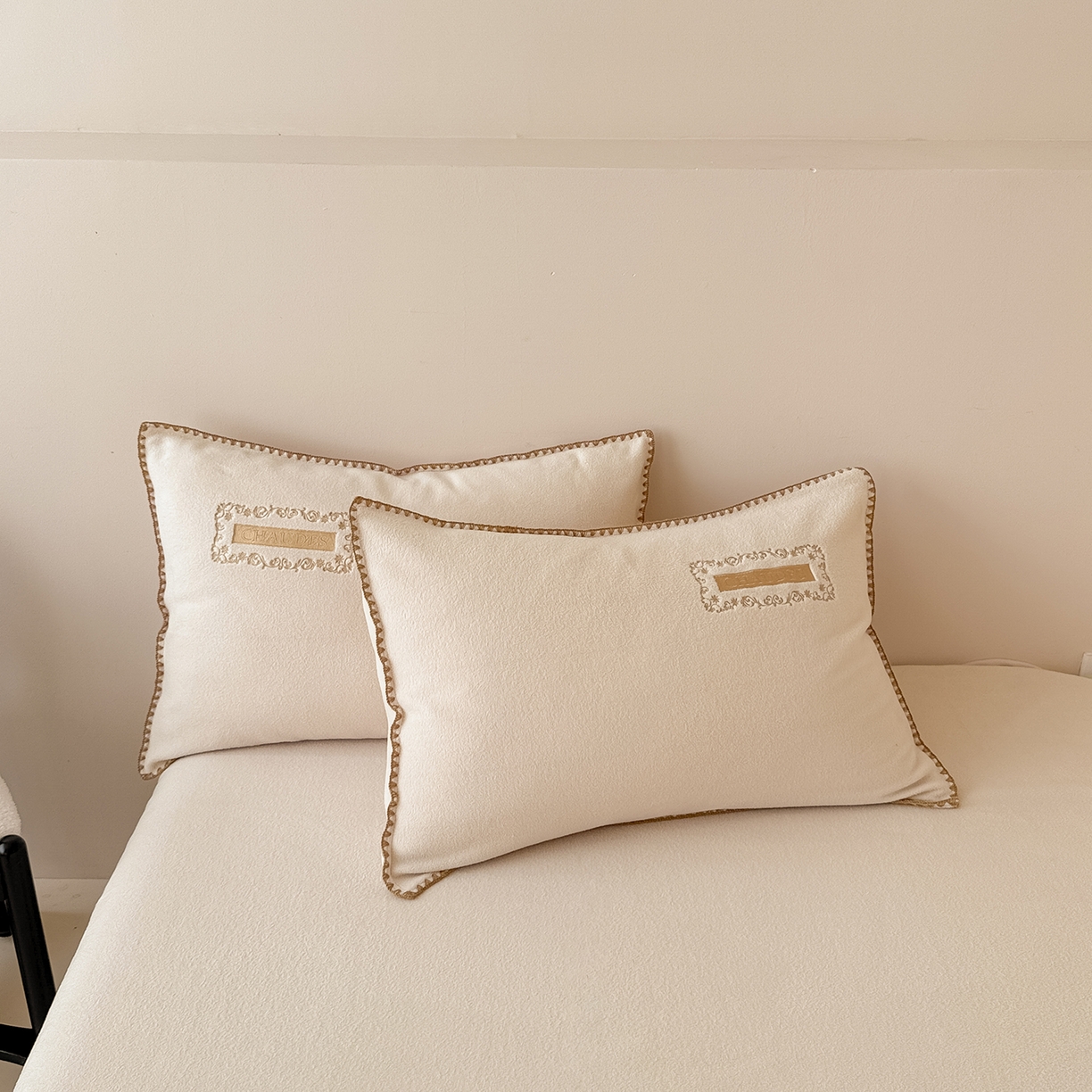 91家纺网 家纺一手货源 找家纺 典曼家纺 2025新款A类贝壳绣纯色海獭绒四件套 杏仁白