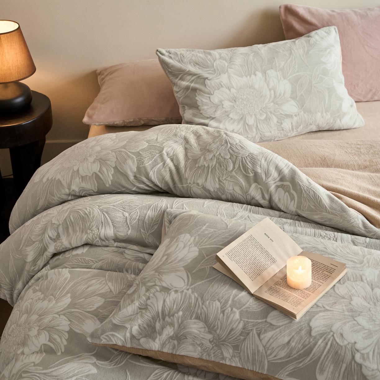 91家纺网 家纺一手货源 找家纺 华超针织 2025新款雕花牛奶绒四件套-蔷薇系列 蔷薇-米灰