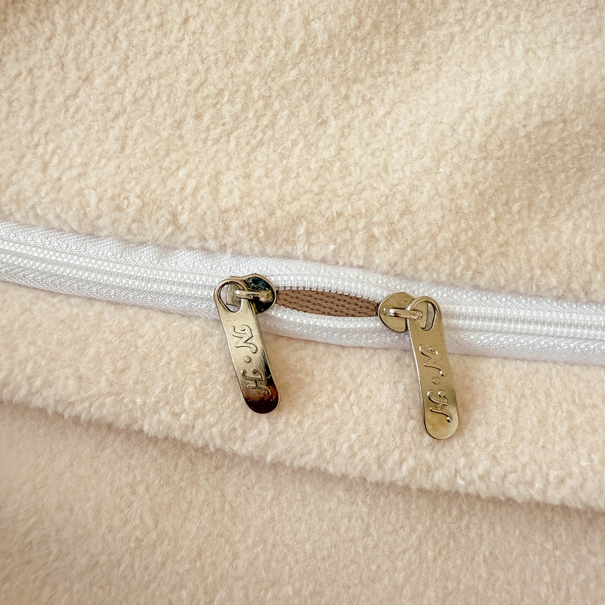 91家纺网 家纺一手货源 找家纺 典曼家纺 2025新款A类贝壳绣纯色海獭绒四件套 杏仁白