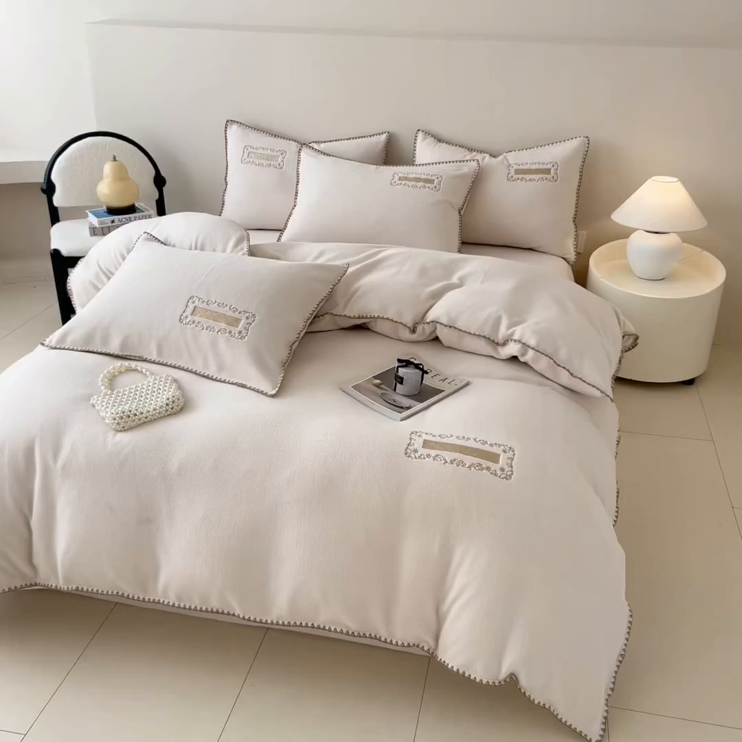 91家纺网 家纺一手货源 找家纺 典曼家纺 2025新款A类贝壳绣纯色海獭绒四件套 杏仁白