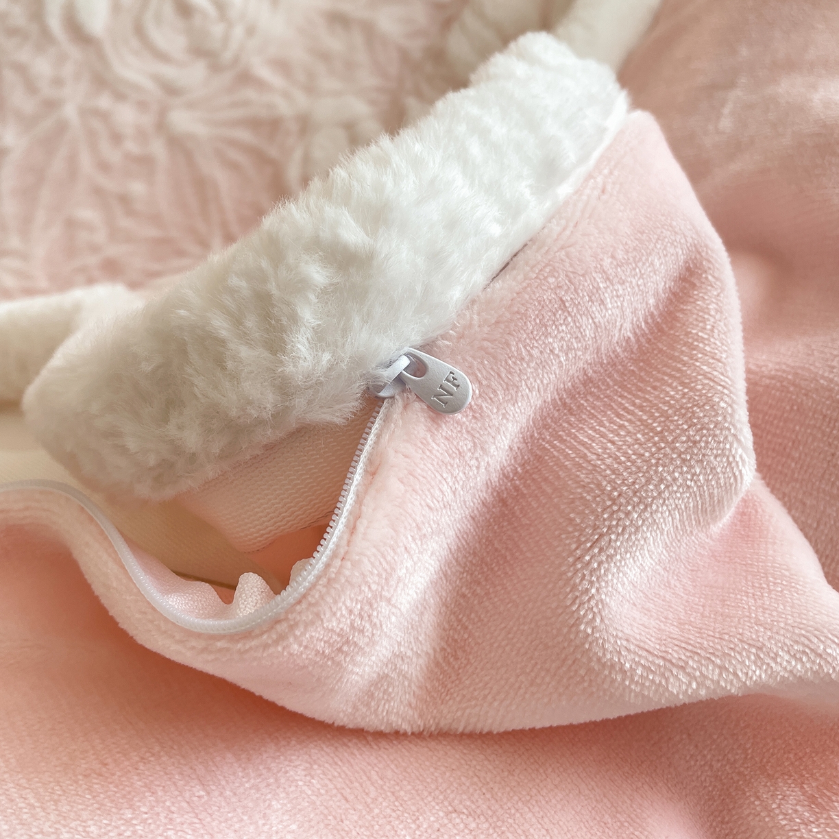 91家纺网 家纺一手货源 找家纺 民新家纺 2025新款立体烂花兔毛包边款四件套 经典玫瑰-樱花粉