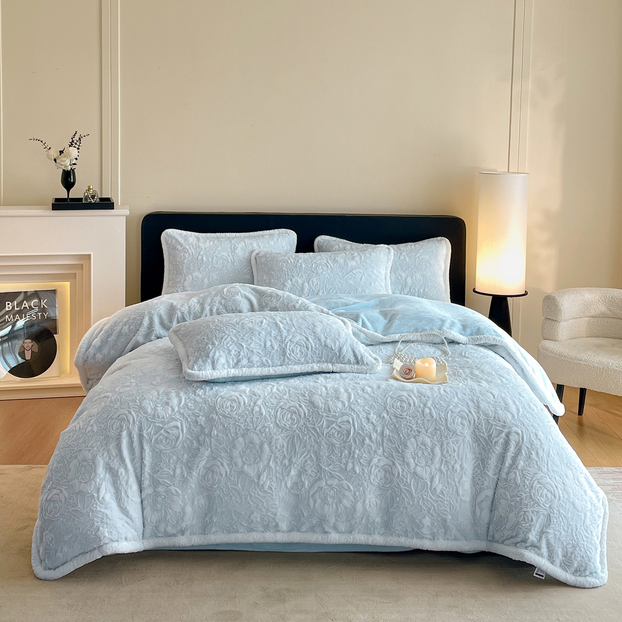 91家纺网 家纺一手货源 找家纺 民新家纺 2025新款立体烂花兔毛包边款四件套 经典玫瑰-浅蓝