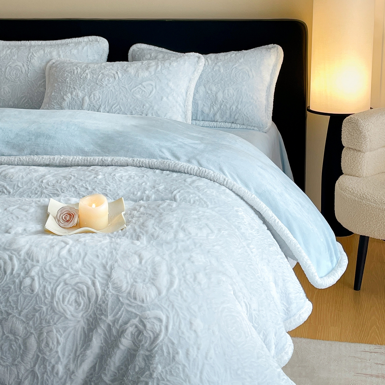 91家纺网 家纺一手货源 找家纺 民新家纺 2025新款立体烂花兔毛包边款四件套 经典玫瑰-浅蓝