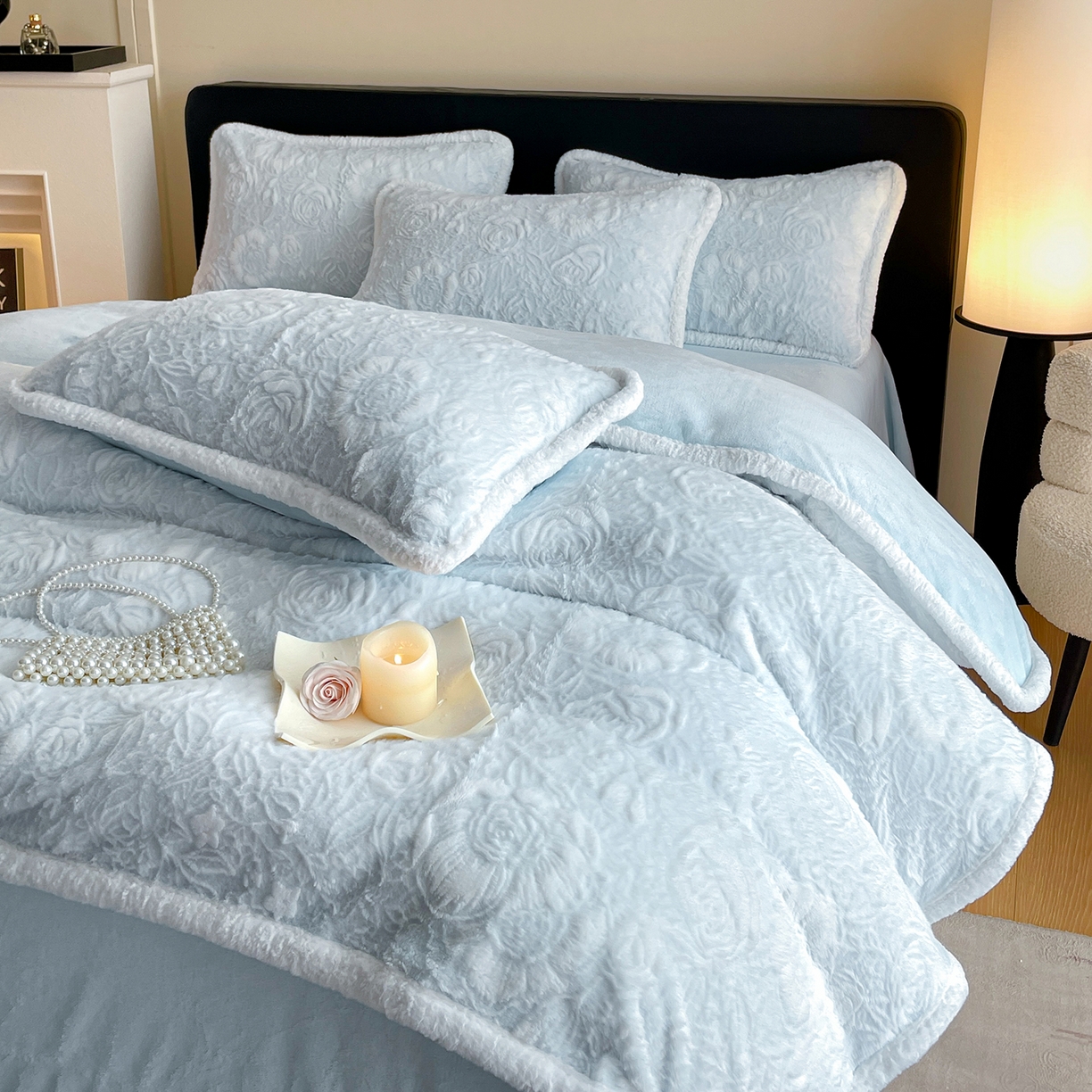 91家纺网 家纺一手货源 找家纺 民新家纺 2025新款立体烂花兔毛包边款四件套 经典玫瑰-浅蓝