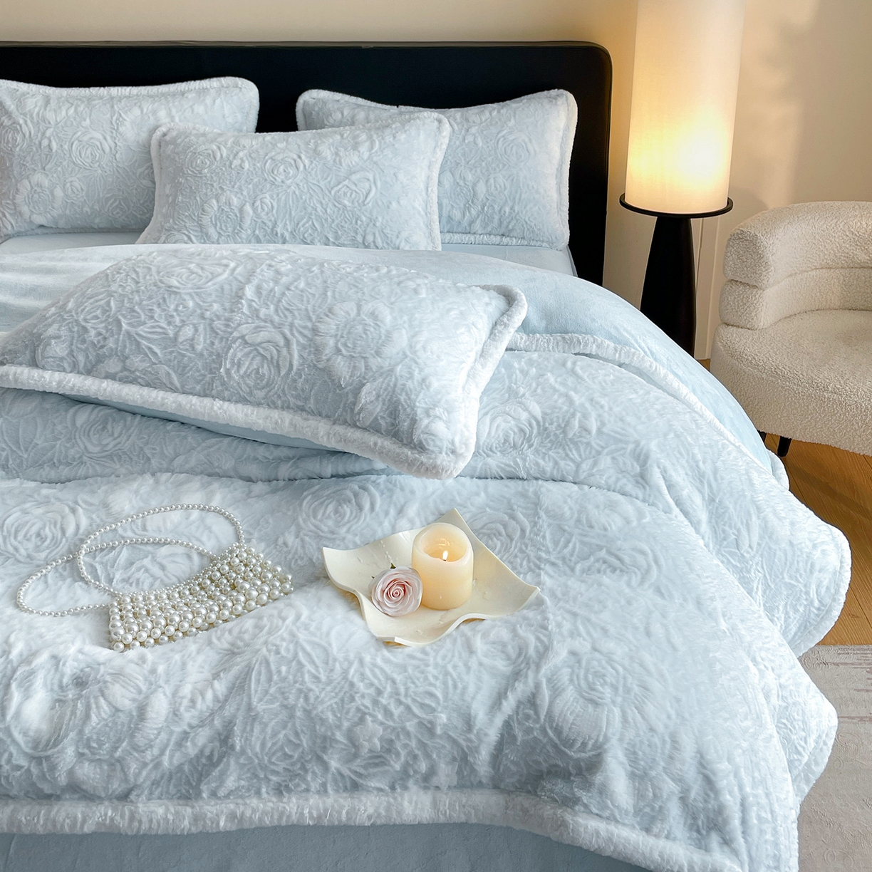 91家纺网 家纺一手货源 找家纺 民新家纺 2025新款立体烂花兔毛包边款四件套 经典玫瑰-浅蓝