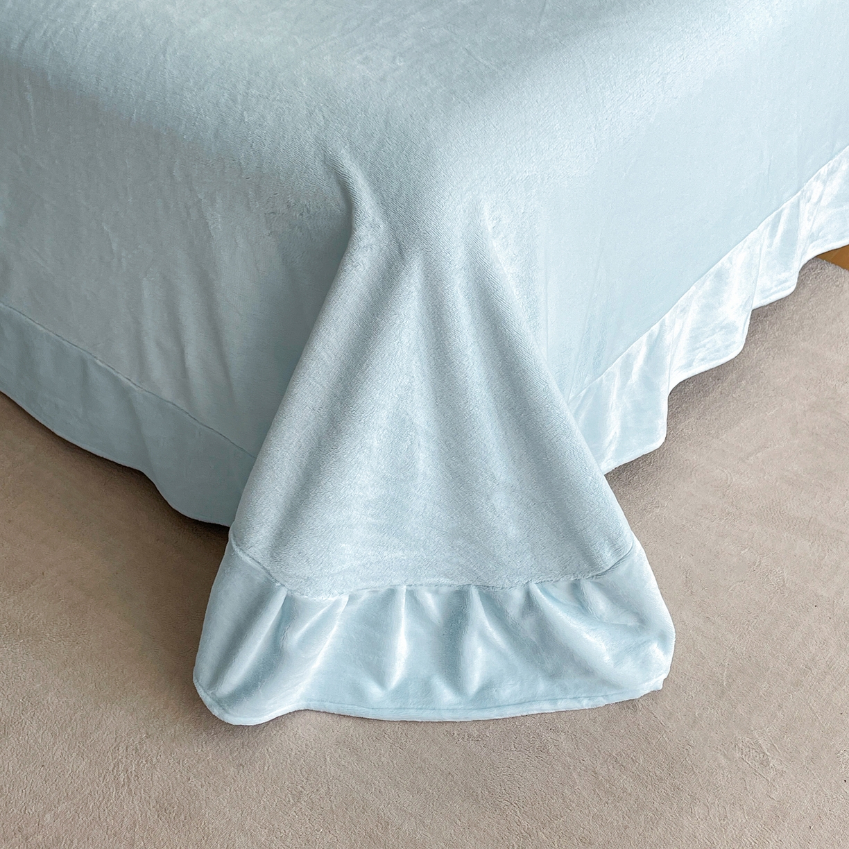 91家纺网 家纺一手货源 找家纺 民新家纺 2025新款立体烂花兔毛包边款四件套 经典玫瑰-浅蓝