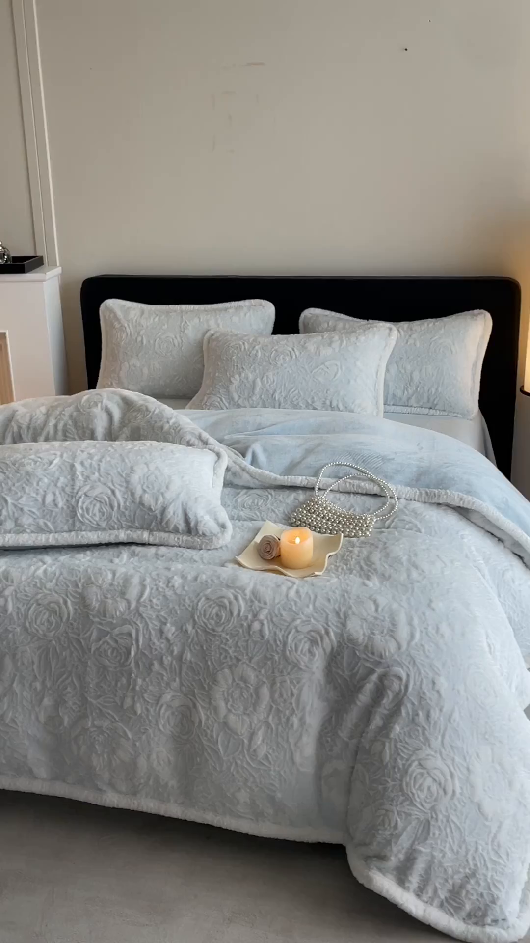 91家纺网 家纺一手货源 找家纺 民新家纺 2025新款立体烂花兔毛包边款四件套 经典玫瑰-浅蓝