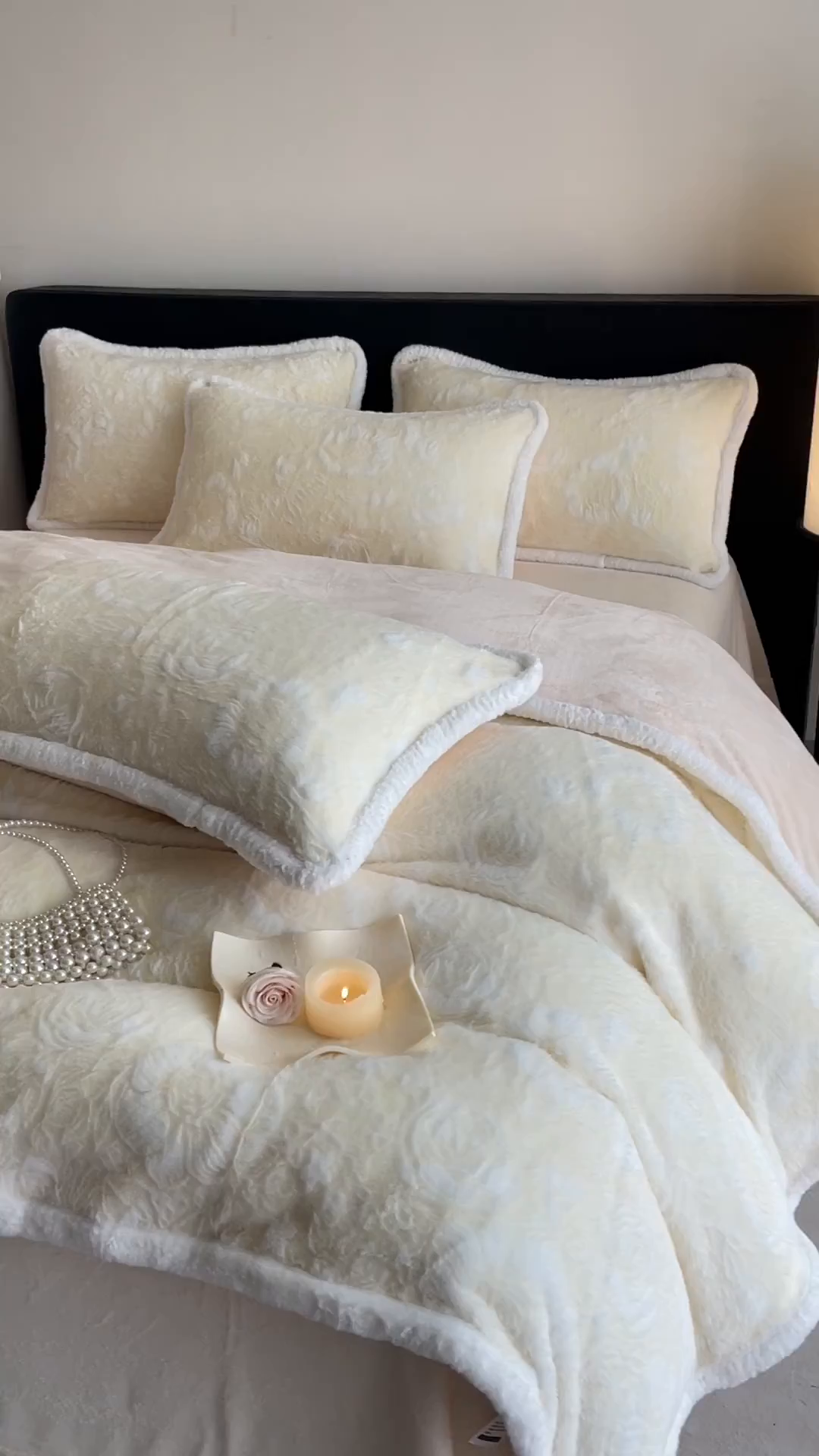 91家纺网 家纺一手货源 找家纺 民新家纺 2025新款立体烂花兔毛包边款四件套 经典玫瑰-浅米黄