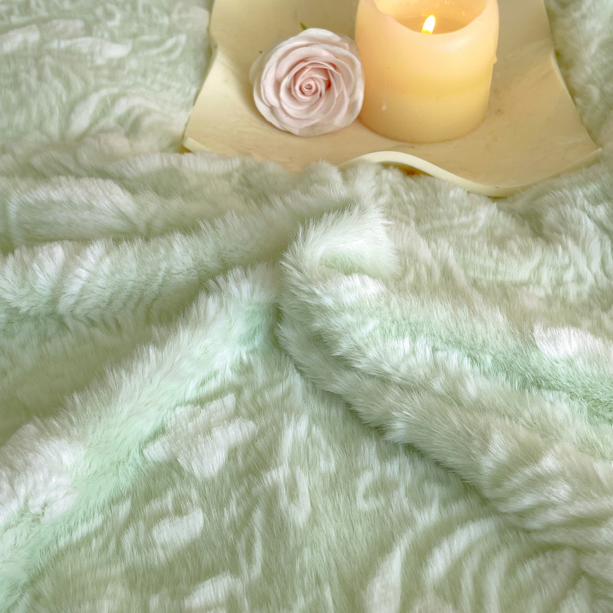 91家纺网 家纺一手货源 找家纺 民新家纺 2025新款立体烂花兔毛包边款四件套 经典玫瑰-青柠绿