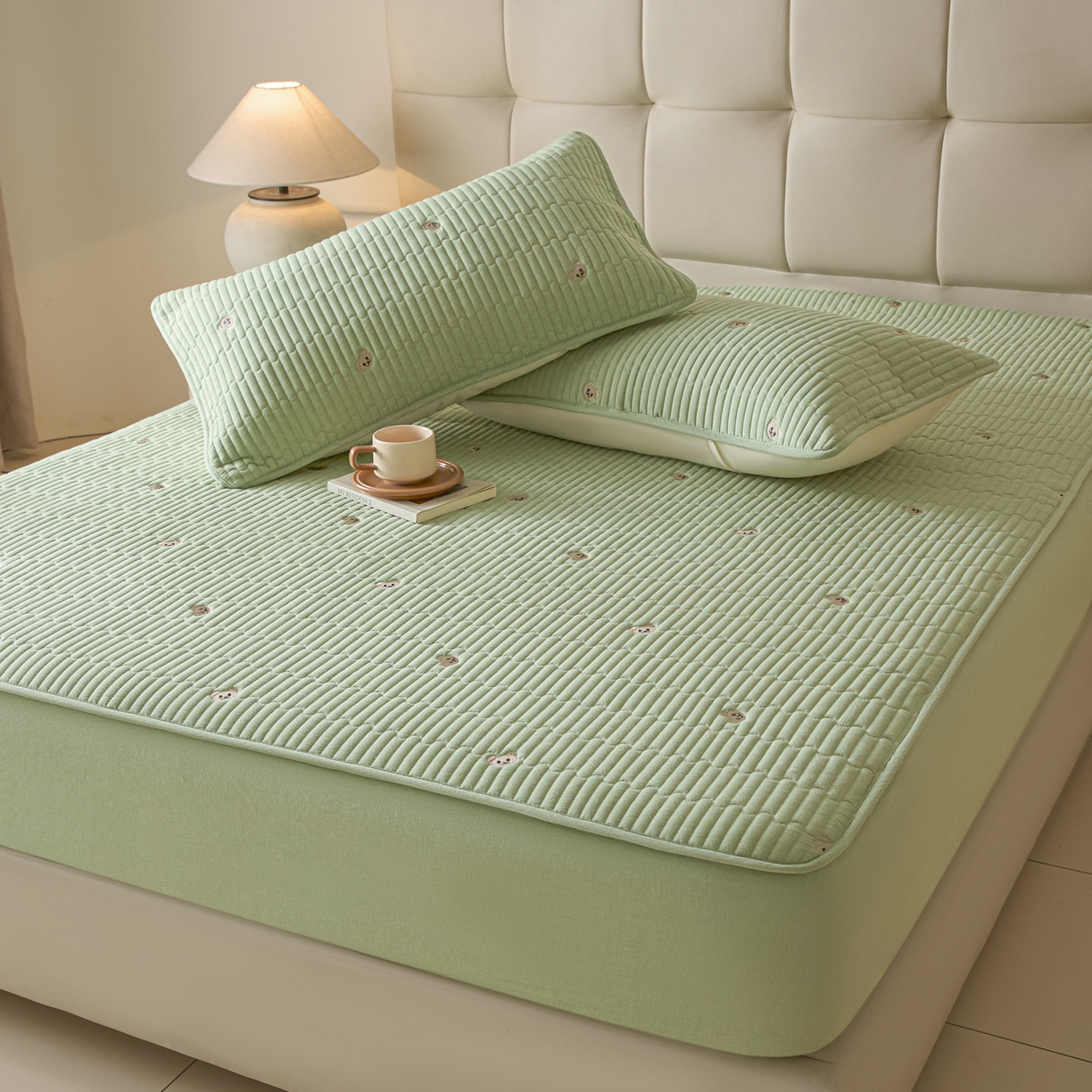 91家纺网 家纺一手货源 找家纺 （总）卡伦家纺 2025新品全棉色织水洗棉刺绣夹棉床笠席梦思保护套小熊系列