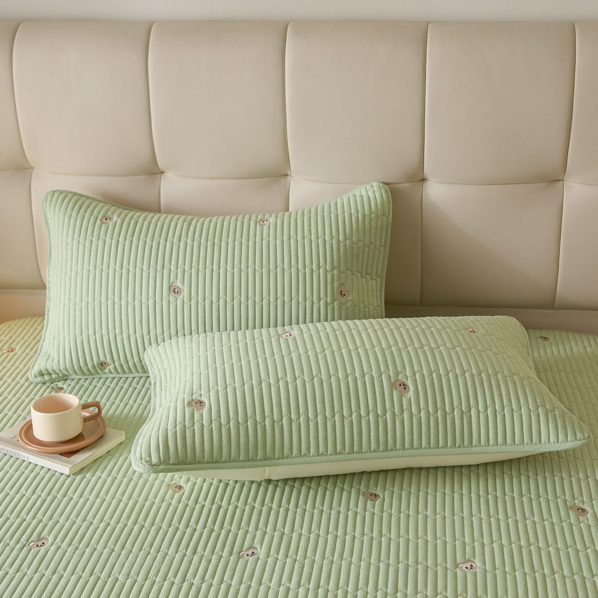 91家纺网 家纺一手货源 找家纺 （总）卡伦家纺 2025新品全棉色织水洗棉刺绣夹棉床笠席梦思保护套小熊系列