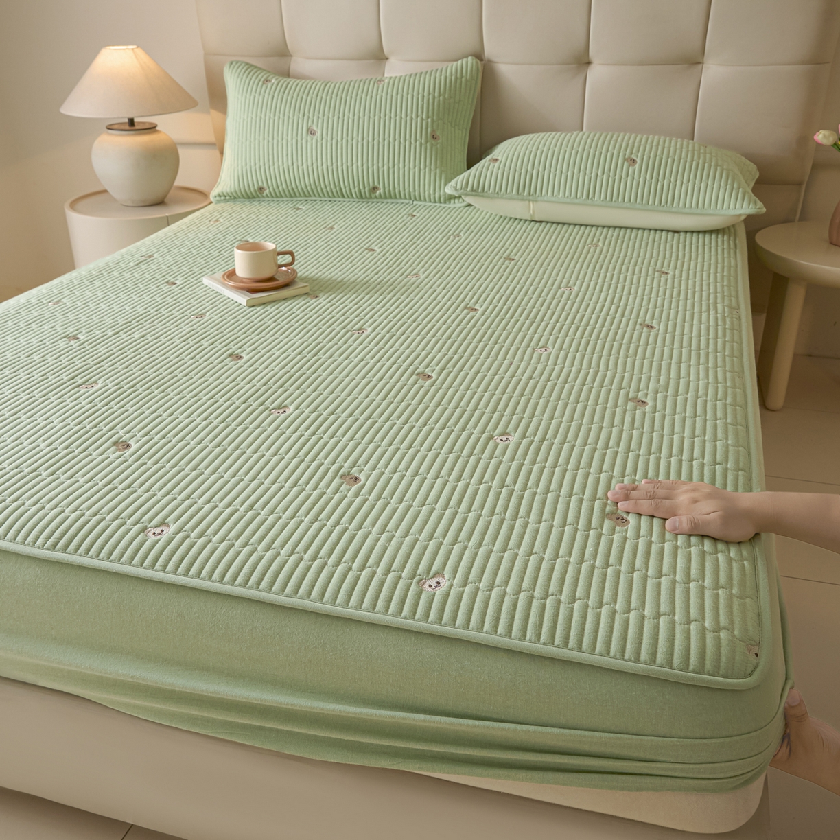 91家纺网 家纺一手货源 找家纺 （总）卡伦家纺 2025新品全棉色织水洗棉刺绣夹棉床笠席梦思保护套小熊系列