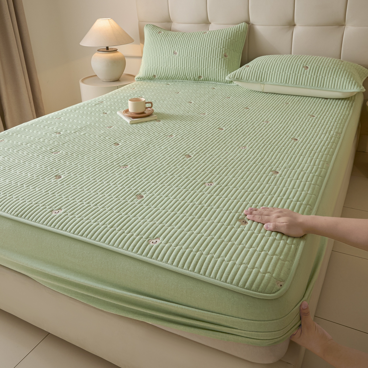 91家纺网 家纺一手货源 找家纺 （总）卡伦家纺 2025新品全棉色织水洗棉刺绣夹棉床笠席梦思保护套小熊系列