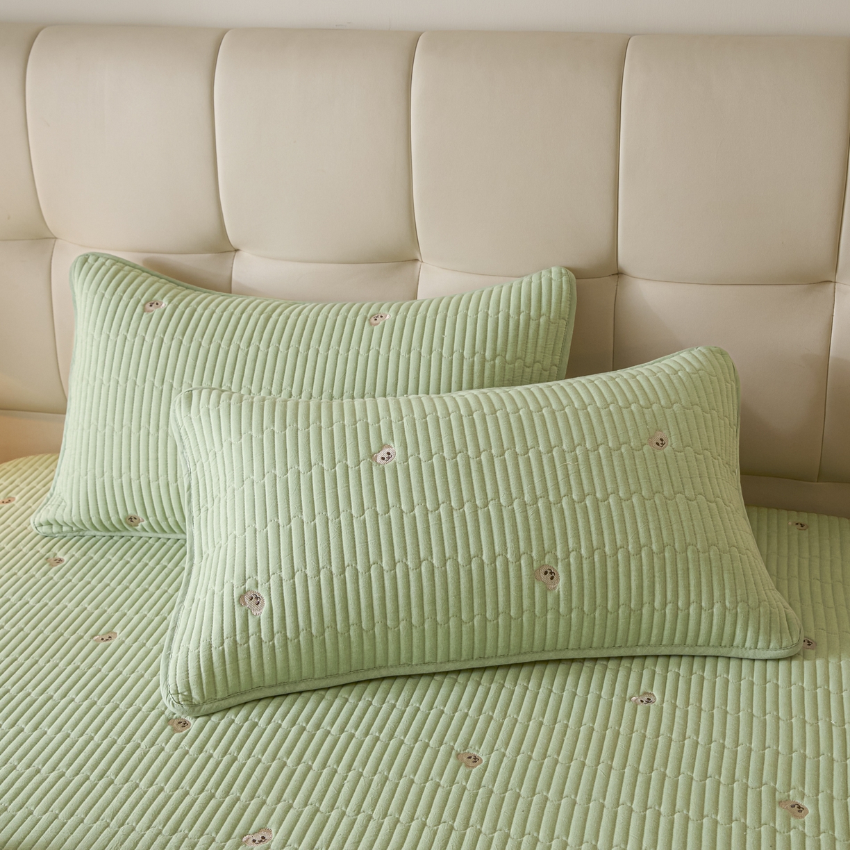 91家纺网 家纺一手货源 找家纺 （总）卡伦家纺 2025新品全棉色织水洗棉刺绣夹棉床笠席梦思保护套小熊系列