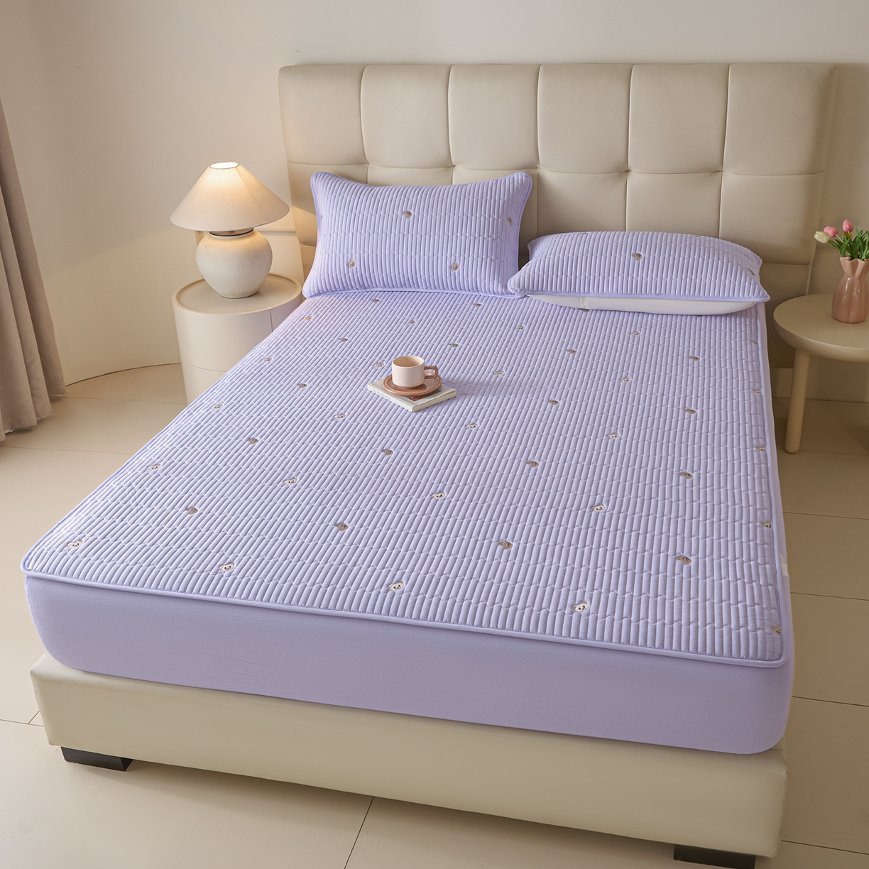 91家纺网 家纺一手货源 找家纺 卡伦家纺 2025新品全棉色织水洗棉刺绣夹棉床笠席梦思保护套小熊系列 雅紫熊