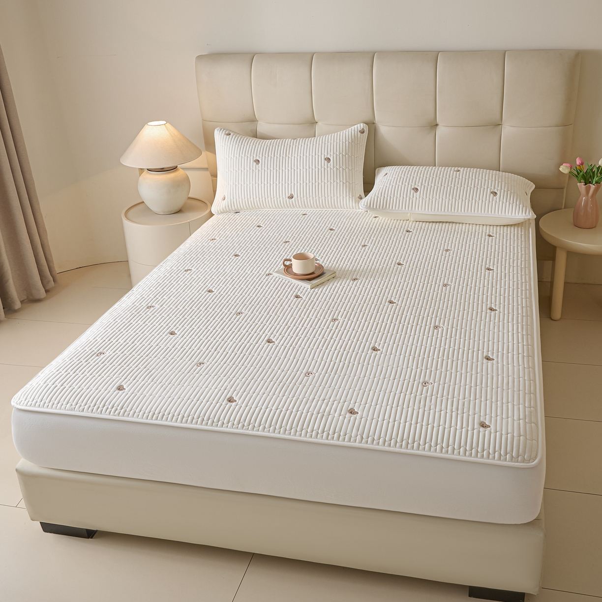 91家纺网 家纺一手货源 找家纺 卡伦家纺 2025新品全棉色织水洗棉刺绣夹棉床笠席梦思保护套小熊系列 素白熊