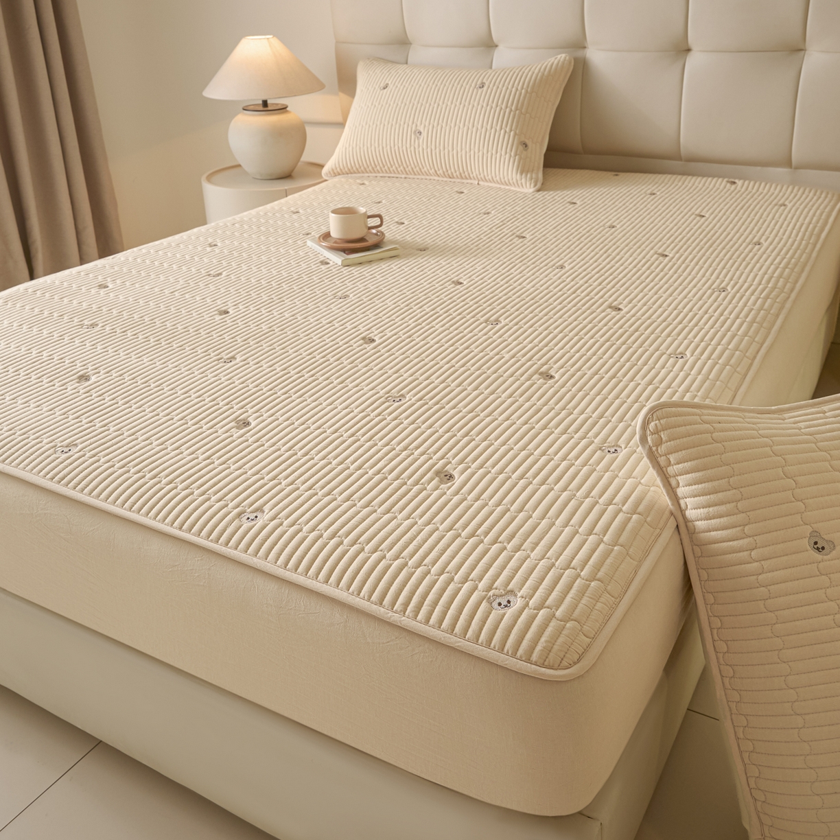 91家纺网 家纺一手货源 找家纺 卡伦家纺 2025新品全棉色织水洗棉刺绣夹棉床笠席梦思保护套小熊系列 金驼熊