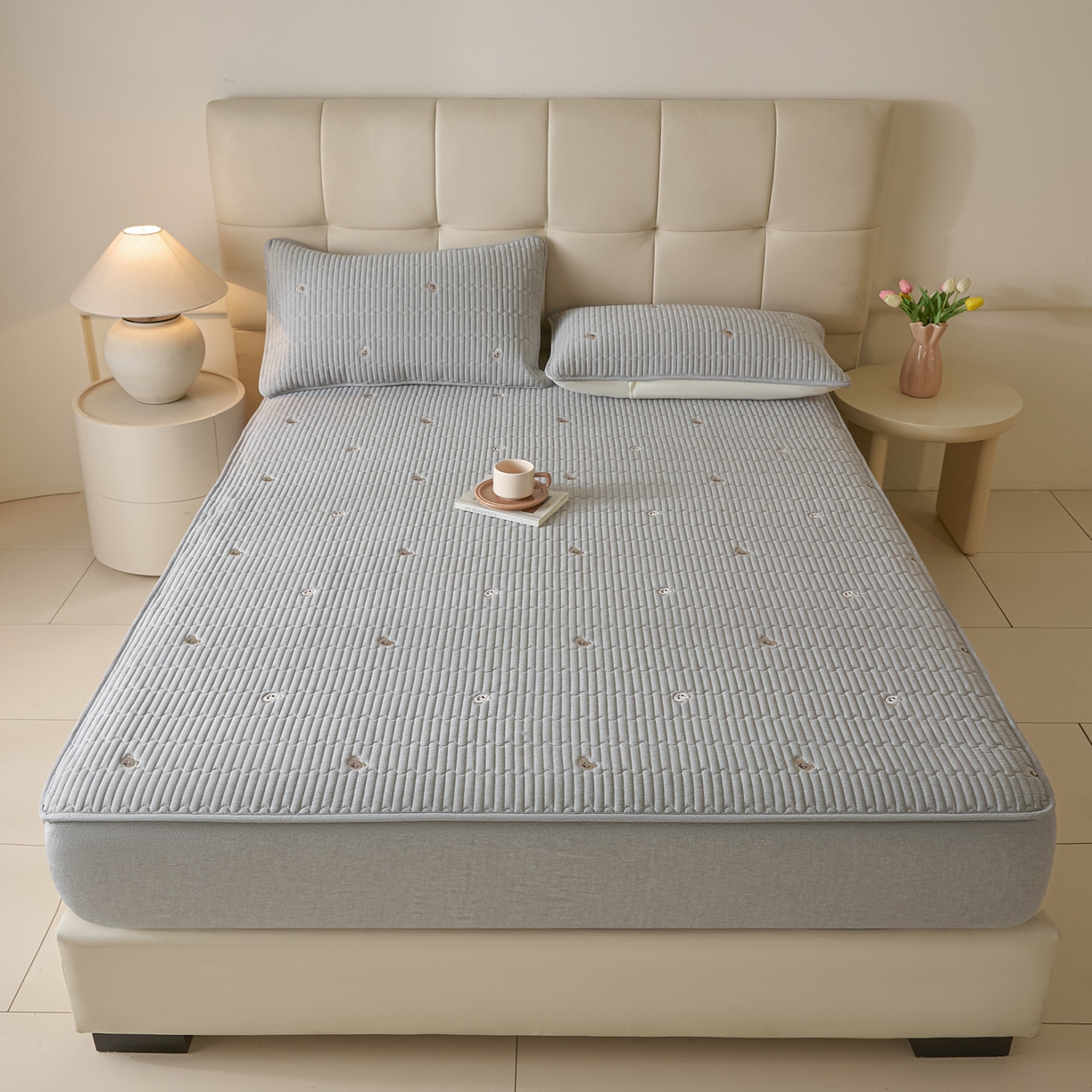 卡伦家纺 2025新品全棉色织水洗棉刺绣夹棉床笠席梦思保护套小熊系列 雅灰熊