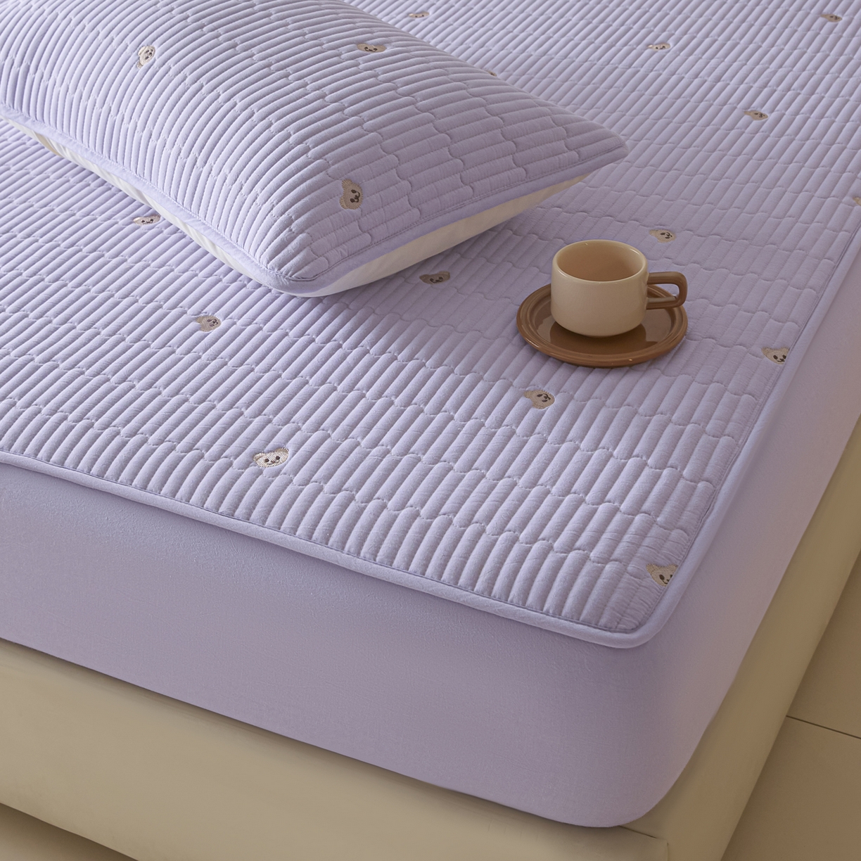 91家纺网 家纺一手货源 找家纺 卡伦家纺 2025新品全棉色织水洗棉刺绣夹棉床笠席梦思保护套小熊系列 雅紫熊