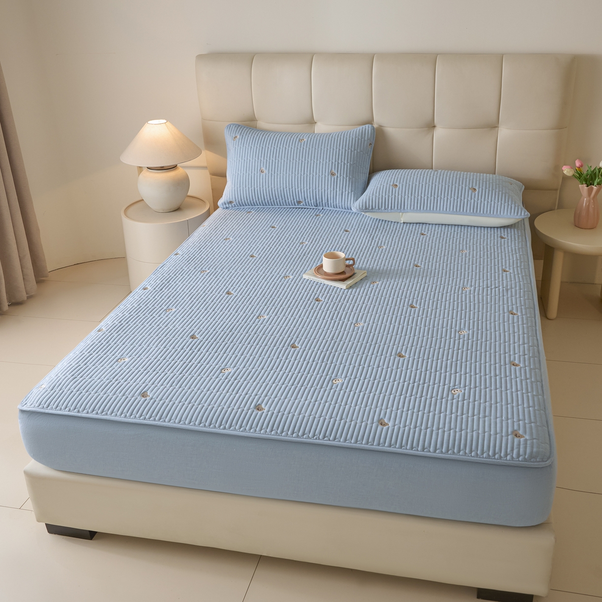 91家纺网 家纺一手货源 找家纺 卡伦家纺 2025新品全棉色织水洗棉刺绣夹棉床笠席梦思保护套小熊系列 雾蓝熊