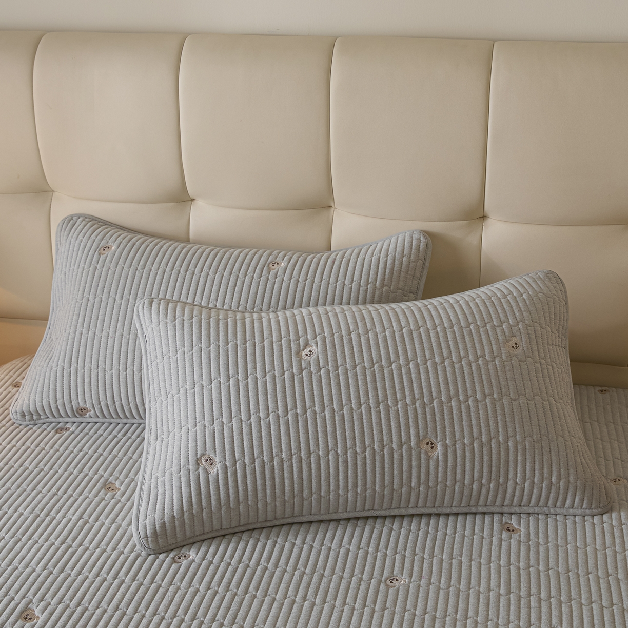 91家纺网 家纺一手货源 找家纺 卡伦家纺 2025新品全棉色织水洗棉刺绣夹棉床笠席梦思保护套小熊系列 雅灰熊