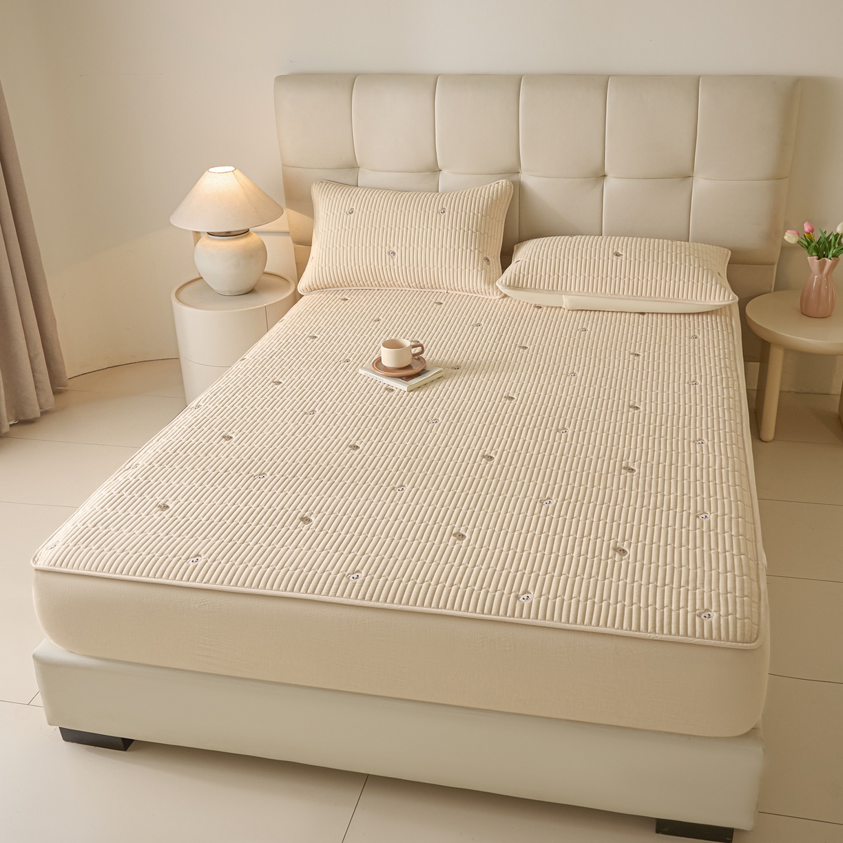 91家纺网 家纺一手货源 找家纺 卡伦家纺 2025新品全棉色织水洗棉刺绣夹棉床笠席梦思保护套小熊系列 金驼熊