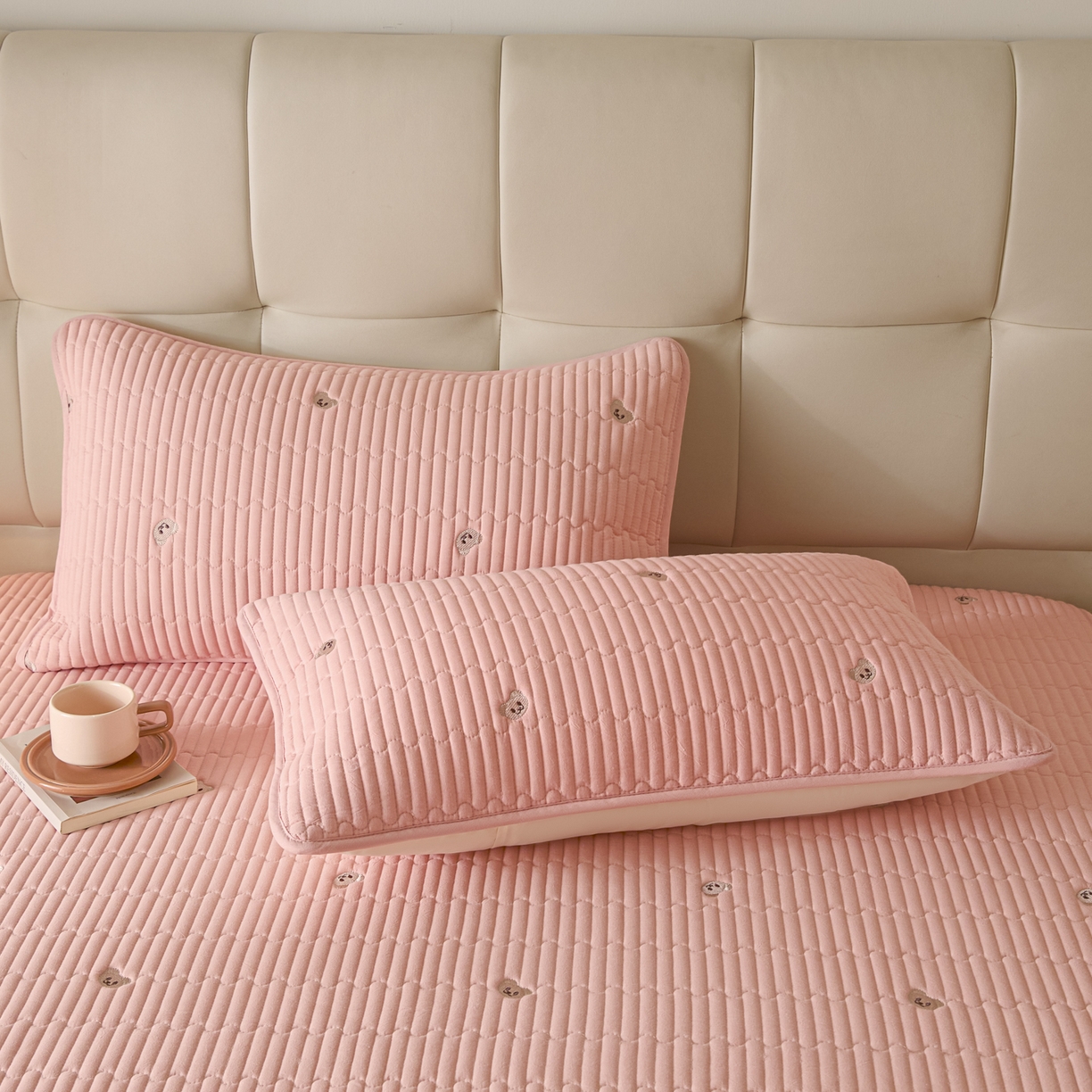 91家纺网 家纺一手货源 找家纺 卡伦家纺 2025新品全棉色织水洗棉刺绣夹棉床笠席梦思保护套小熊系列 桃粉熊