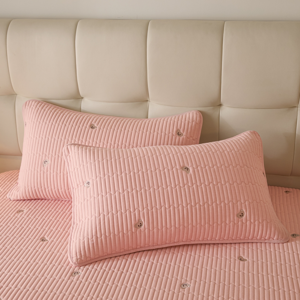 91家纺网 家纺一手货源 找家纺 卡伦家纺 2025新品全棉色织水洗棉刺绣夹棉床笠席梦思保护套小熊系列 桃粉熊