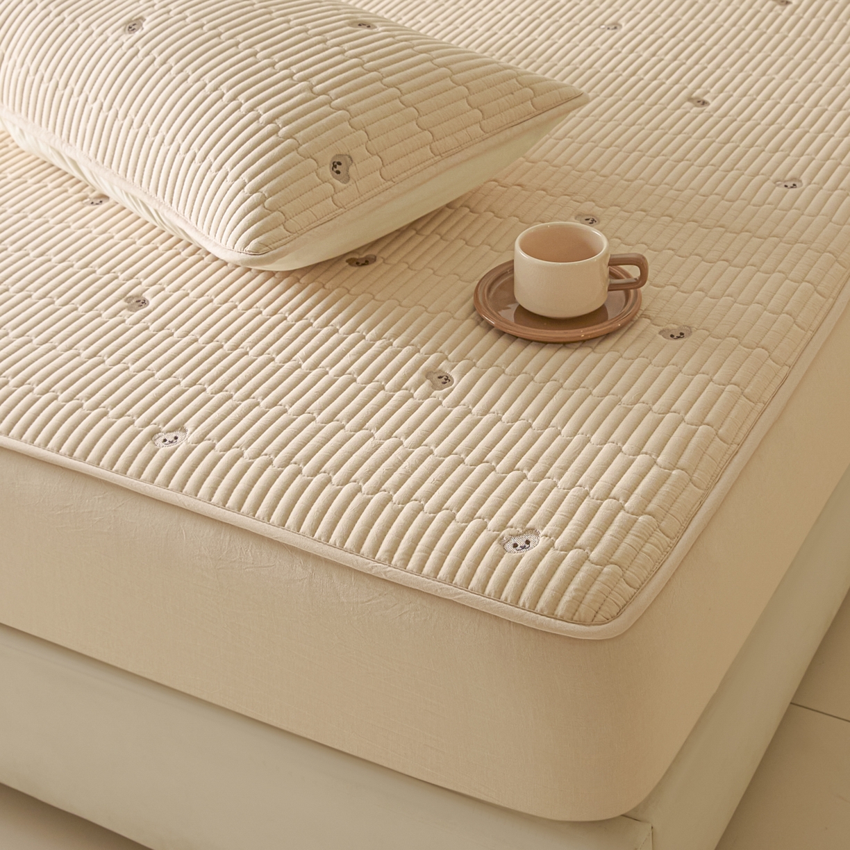 91家纺网 家纺一手货源 找家纺 卡伦家纺 2025新品全棉色织水洗棉刺绣夹棉床笠席梦思保护套小熊系列 金驼熊