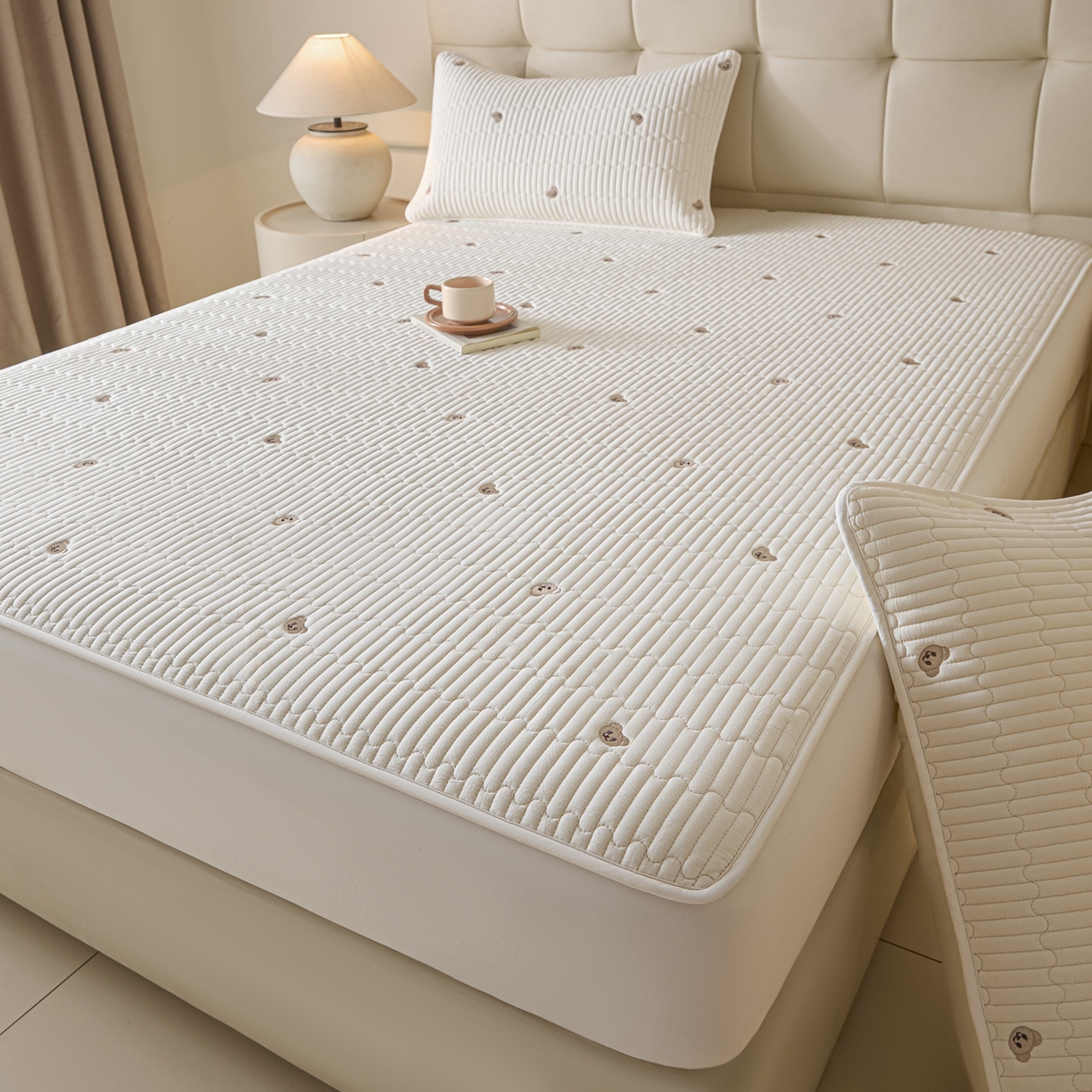 91家纺网 家纺一手货源 找家纺 卡伦家纺 2025新品全棉色织水洗棉刺绣夹棉床笠席梦思保护套小熊系列 素白熊