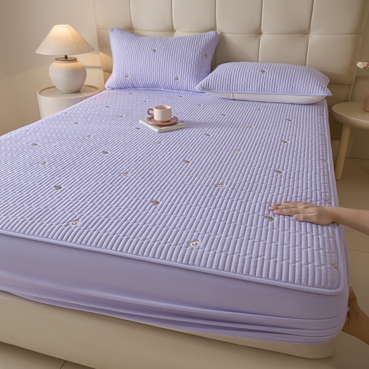 91家纺网 家纺一手货源 找家纺 卡伦家纺 2025新品全棉色织水洗棉刺绣夹棉床笠席梦思保护套小熊系列 雅紫熊