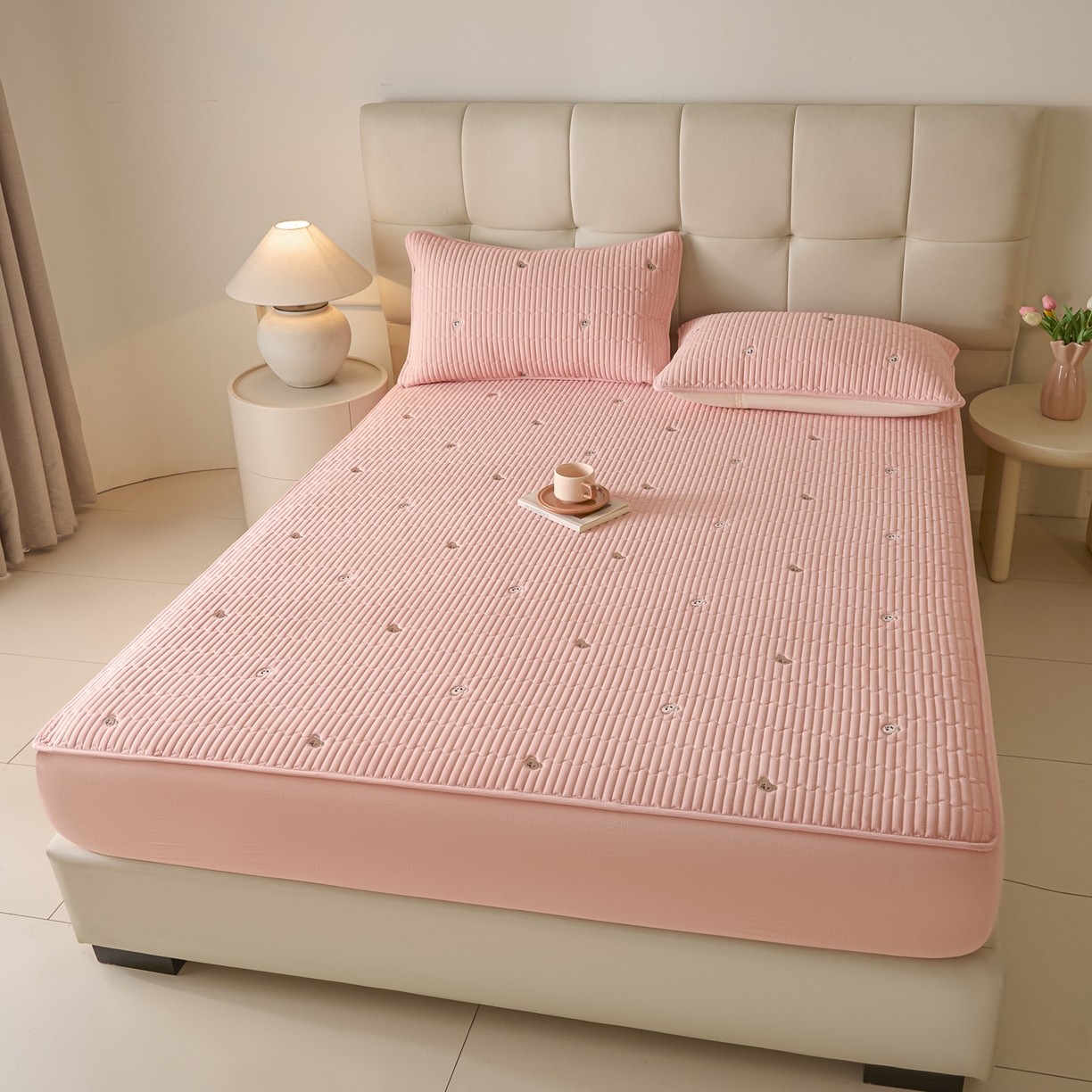 91家纺网 家纺一手货源 找家纺 卡伦家纺 2025新品全棉色织水洗棉刺绣夹棉床笠席梦思保护套小熊系列 桃粉熊