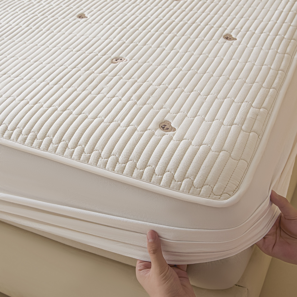 91家纺网 家纺一手货源 找家纺 卡伦家纺 2025新品全棉色织水洗棉刺绣夹棉床笠席梦思保护套小熊系列 素白熊