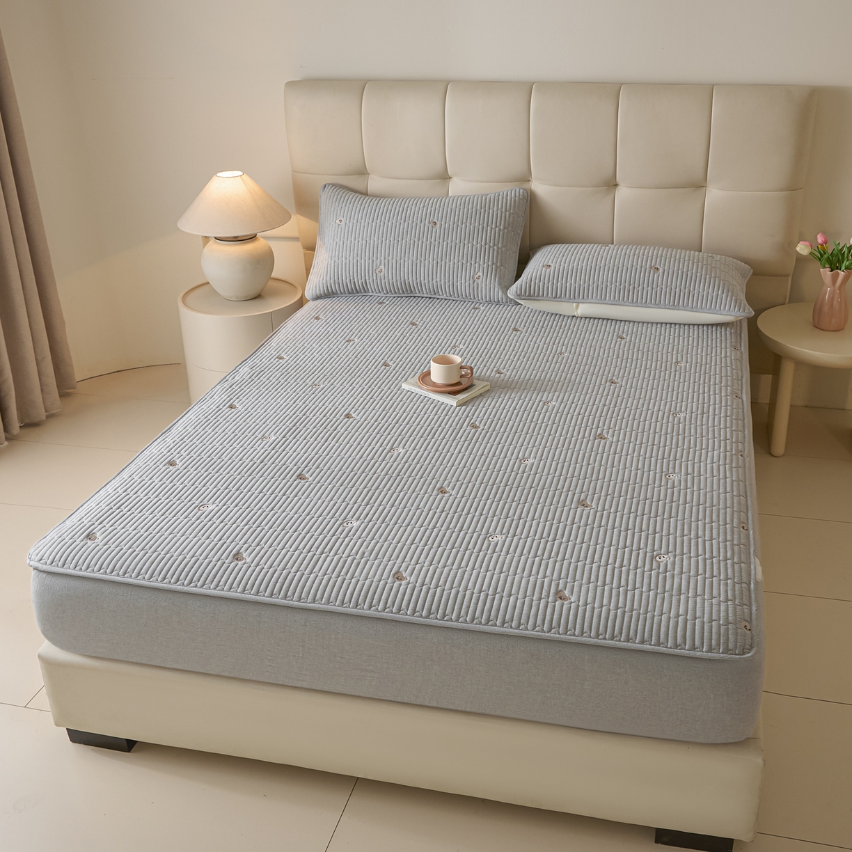 91家纺网 家纺一手货源 找家纺 卡伦家纺 2025新品全棉色织水洗棉刺绣夹棉床笠席梦思保护套小熊系列 雅灰熊