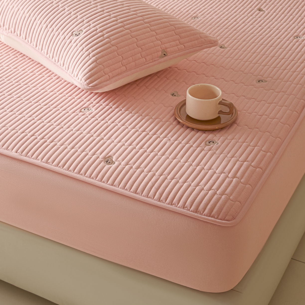 91家纺网 家纺一手货源 找家纺 卡伦家纺 2025新品全棉色织水洗棉刺绣夹棉床笠席梦思保护套小熊系列 桃粉熊