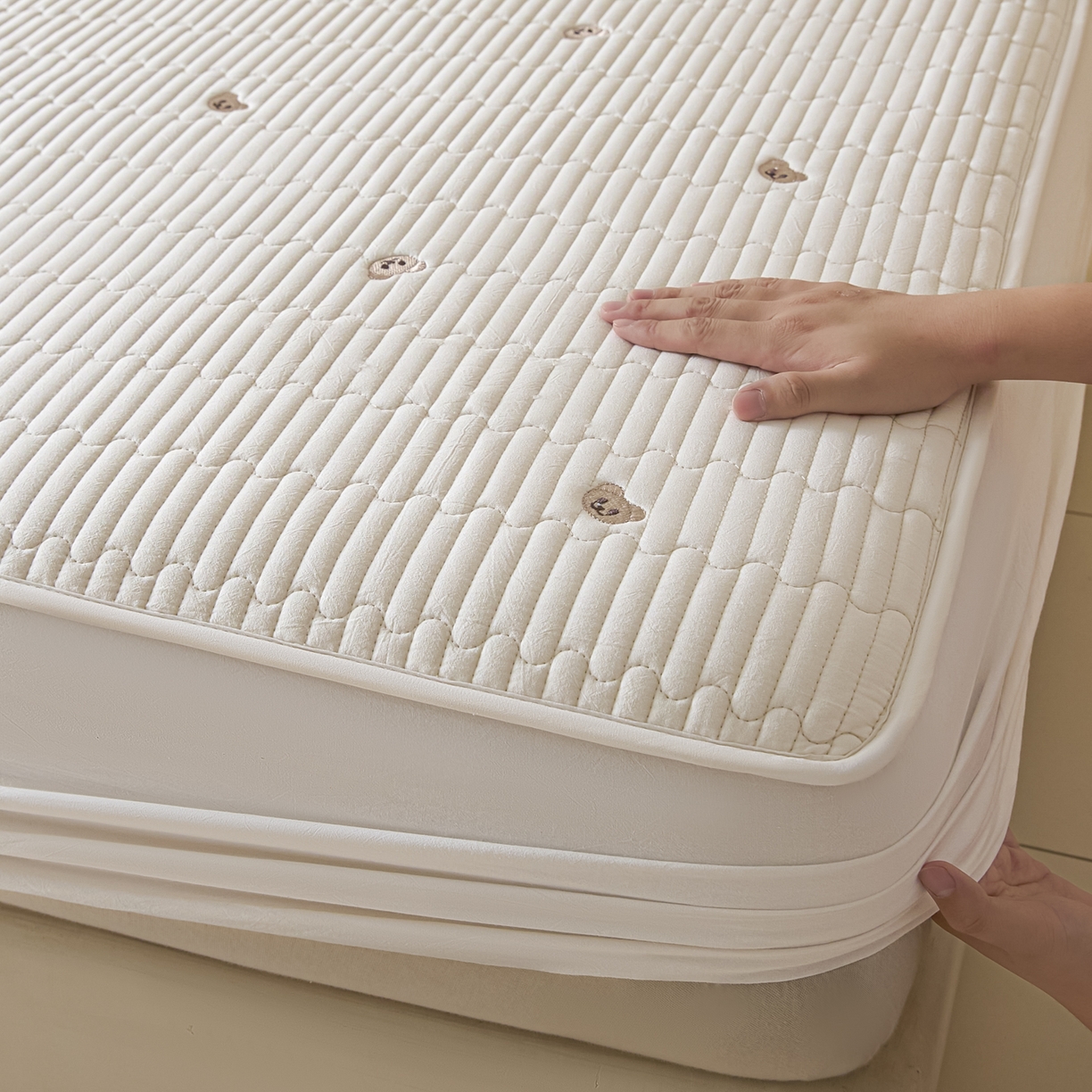 91家纺网 家纺一手货源 找家纺 卡伦家纺 2025新品全棉色织水洗棉刺绣夹棉床笠席梦思保护套小熊系列 素白熊